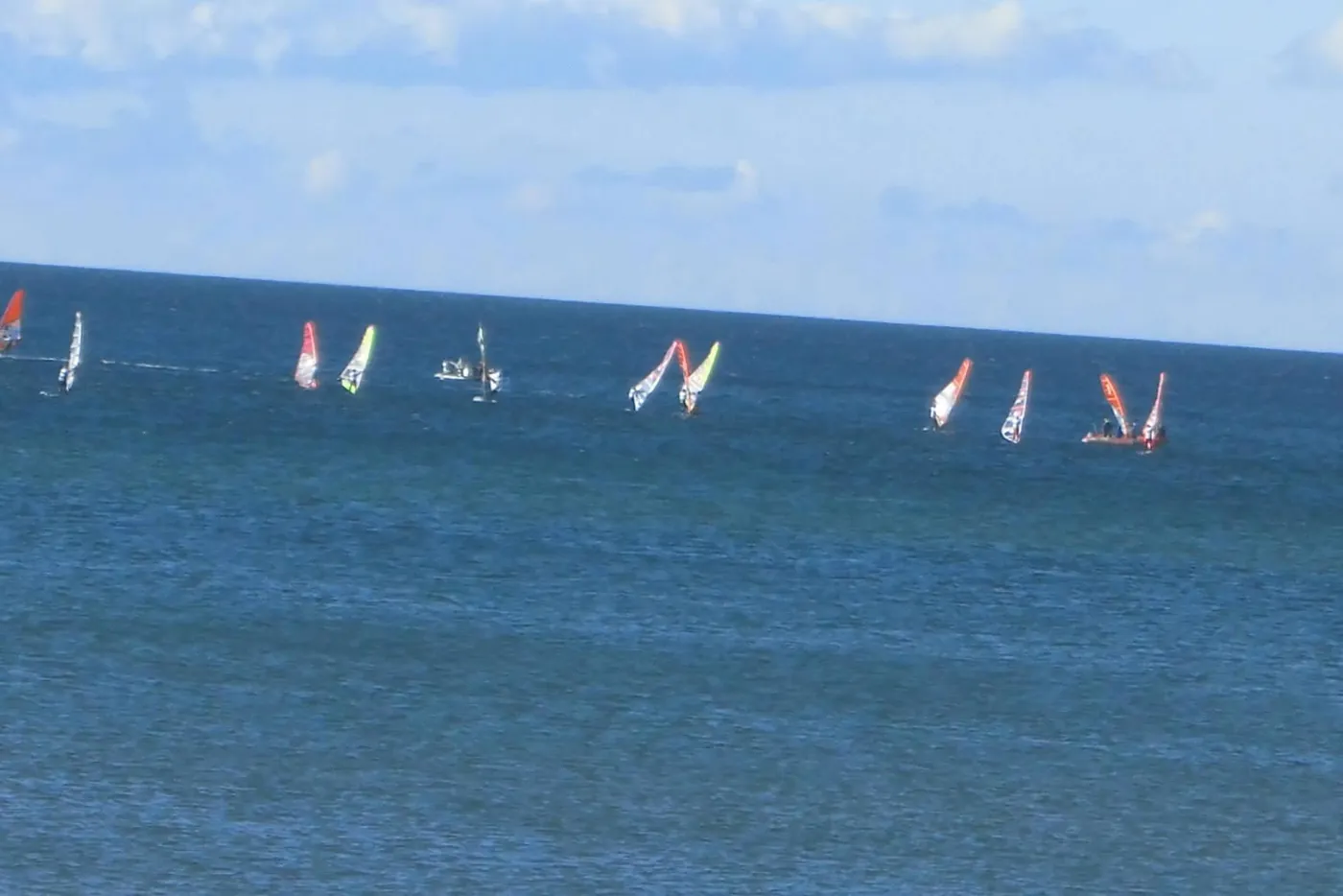 Windsurfer mit bunten Segeln auf der Nordsee vor Westerland