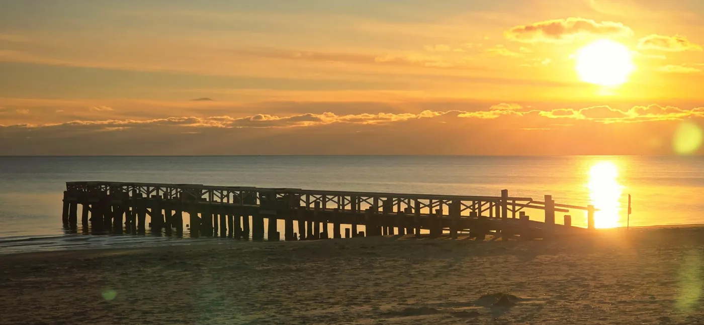 Alter hölzerner Anleger auf Föhr im goldenen Abendlicht